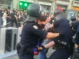 La policía detiene a un joven durante la concentración por la república en Madrid el día de la proclamación del rey Felipe VI.