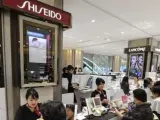 Un centro comercial con un expositor de la marca cosmética Shiseido