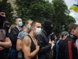 Protestantes proucranianos y antiseparatistas cantan el himno durante una serie de protestas en Kiev.