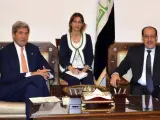 El secretario de Estado estadounidense, John Kerry (izda.), durante su reunión con el primer ministro iraquí, Nuri al Maliki, en Bagdad.