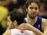 Calderón y Pau Gasol se saludan en el partido entre Toronto Raptors y Los Angeles Lakers.