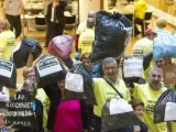 Afectados por participaciones preferentes y deuda subordinada de Novagalicia Banco se manifiestan con bolsas de basura en la sede principal del banco en Vigo para simbolizar la devolución de los "productos tóxicos" que les "vendieron malamente".