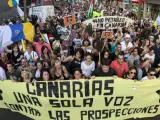 Manifestación por las calles de Las Palmas de Gran Canaria contra la declaración aprobada por el Ministerio de Medio Ambiente para permitir que en aguas próximas a las islas se realicen prospecciones petrolíferas.