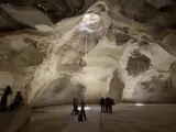 Unas personas visitan una de las cuevas de Maresha-Bet Guvrin cerca de la localidad de Beit Shemesh, en Israel. Este es uno de los 26 nuevos sitios que han sido inscritos en la lista del Patrimonio Mundial de la Unesco.