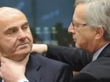 El presidente del Eurogrupo Jean-Claude Juncker (d) bromea con el ministro español de Economía, Luis de Guindos (i) al comienzo de un reunión del Eurogrupo en Bruselas, Bélgica, en una imagen de archivo.