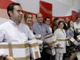 Varios miembros del equipo del diputado socialista Pedro Sánchez, a su llegada a la sede del PSOE en la calle Ferraz para entregar los avales a la candidatura de Sánchez para la Secretaría General del Partido.