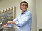 El candidato a la Secretaría General del PSOE Eduardo Madina posa junto a un busto de Ramón Rubial en el Congreso de los Diputados.