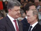 El presidente ruso Vladimir Putin (dcha) y el presidente electo ucraniano Poroshenko (izda).