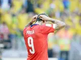 El delantero chileno Mauricio Pinilla se lamenta después de fallar su lanzamiento de penalti en la eliminatoria de octavos de final del Mundial 2014 contra Brasil.