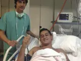 El tenista murciano Nicolás Almagro, número 27 de la ATP, posa en el quirófano tras ser operado para solucionar las molestias físicas de una fascitis plantar en el pie izquierdo.