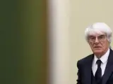 El patrón de la Fórmula 1, Bernie Ecclestone, a las puertas de la sala del tribunal durante un receso de su juicio en la Audiencia Provincial de Múnich (Alemania).