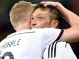 Mesut Ozil (derecha) celebra con Andre Schuerrle.
