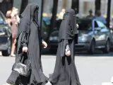Un grupo de mujeres lleva velo integral en la avenida Montaigne de París (Francia).