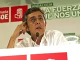 El candidato a la secretaría general del PSOE Eduardo Madina, durante una charla en Granada.