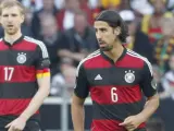 Sami Khedira y Per Mertesacker en el amistoso entre Alemania y Camerún.