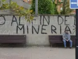 Un vecino de la localidad de La Robla (León), en huelga general en protesta por la situación de la minería del carbón.