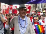 Ian McKellen en la marcha del Orgullo Gay