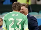 El seleccionador nacional holandés, Louis van Gaal, felicita al portero Tim Krul tras la tanda de penaltis de cuartos de final del Mundial ante Costa Rica.
