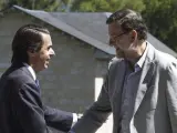 El presidente del Gobierno, Mariano Rajoy (d), saluda al presidente de la Fundación Faes, José María Aznar este 6 de julio.
