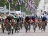 El ciclista alemán del equipo Giant Shimano Marcel Kittel (i) realiza un esprint antes de cruzar la línea de meta el primero en la tercera etapa de la 101 edición del Tour de Francia, que se disputó entre Cambridge y Londres (Reino Unido).