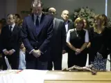 El rey Felipe VI y el presidente del Real Madrid, Florentino Pérez (i), en la capilla ardiente del futbolista Alfredo di Stéfano.