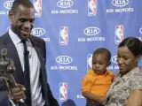 El jugador de la NBA LeBron James, junto a su familia.