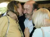 El secretario general del PSOE, Alfredo Pérez Rubalcaba (c), abraza a dos de sus tías en un encuentro que mantuvo con militantes socialistas en el municipio cántabro de Solares, su localidad natal.