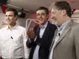 Los tres candidatos a la Secretaría General del PSOE, Pedro Sánchez, Eduardo Madina y Antonio Pérez Tapias (i-d), poco antes de su primer y único debate en la campaña.