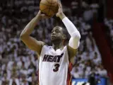 Dwayne Wade lanza a canasta en un partido de Miami Heat.