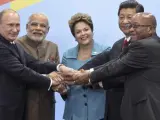 Los presidentes de China, Xi Jinping (2d); Rusia, Vladimir Putin (i), Sudáfrica, Jacob Zuma (d), y Brasil, Dlma Rousseff (c), y el primer ministro de India, Narendra Modi (2i), posan para la foto oficial durante la inauguración de la VI Cumbre del BRICS.