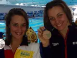 Mireia Belmonte y Melani Costa posan con su medallas en la Copa del Mundo de Piscina Corta de Dubái.