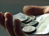 Imagen de archivo de monedas y billetes de euro.