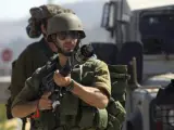 Varios soldados israelíes lanzan gas lacrimógeno contra los palestinos, durante una manifestación en contra de los ataques israelíes en la franja de Gaza, en el punto de vigilancia Huwwara, cerca de la ciudad cisjordana de Nablus
