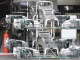 Los alerones delanteros de un monoplaza de la escudería Mercedes, preparados en los boxes en el circuito de Hockenheim (Alemania).