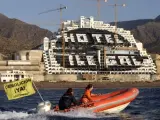Fotografía facilitada por Greenpeace de la fachada del hotel El Algarrobico, en Carboneras (Almería), despúes de que más de 100 activistas pintaran un punto negro de 8.000 m2 en la fachada del edificio.