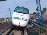 La locomotora de un tren de la línea Madrid-Alicante ha tenido que detenerse en el municipio de Alpera (Albacete), debido a las balsas de agua acumuladas en las vías, pero ninguno de sus 220 pasajeros ni los empleados han sufrido daños.