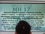 Un pasajero observa una pantalla en la que se lee "Rezo por MH17" en el Aeropuerto Internacional de Kuala Lumpur, en Sepang.