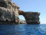 Imagen desde el mar de la llamada Ventana Azul, una formaci&oacute;n rocosa de 20 metros de altura y uno de los lugares m&aacute;s significativos de Gozo (Malta).