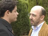 El actor Álex Angulo (dcha) junto a Jorge Sanz en el rodaje de 'El tránsfuga'