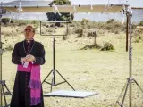 Fotografía facilitada por Ideasamares, del actor Álex Angulo, en su papel de obispo secuestrado, durante el rodaje de "Bendita Calamidad" que dirige Gaizka Urresti.