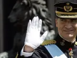 El nuevo monarca preside a las puertas del Congreso el primer desfile militar tras su proclamación, antes de comenzar su recorrido por las calles de Madrid.