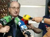 El presidente de Repsol, Antonio Brufau, atiende a los medios de comunicación