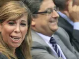 La presidenta del PPC, Alicia Sánchez-Camacho, se ríe durante un pleno en el Parlamento de Cataluña.