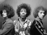 Hendrix en el centro de una foto de su grupo, The Jimi Hendrix Experience: a la izquierad, el bajista Noel Redding (1945-2003), y a la derecha el batería Mitch Mitchell (1947-2008),