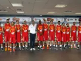 Los jugadores de la selección española de baloncesto que participará en el próximo Campeonato del Mundo de Baloncesto de España, con el técnico Orenga de blanco, posan durante el acto de presentación del equipo.
