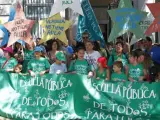 Varios padres protestando ante la sede de la Consejería de Educación por el cierre de un aula del colegio Arcipreste de Hita de Fuenlabrada.