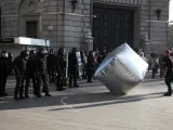 'Adoquín inflable' para 'atacar' con humor a la Policía. La acción de la foto, del colectivo Eclectic Electric y Enmedio, fue realizada durante la huelga general de 2012 en Barcelona