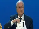Blatter, sacando la cartulina con la candidatura de Rusia, que organizará el Mundial de Fútbol en 2018.