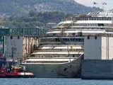 El crucero Costa Concordia llega al puerto de Génova.