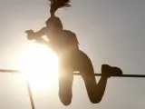 La atleta Maialen Axpe durante la prueba del salto con pértiga femenino de los Nacionales 2014.